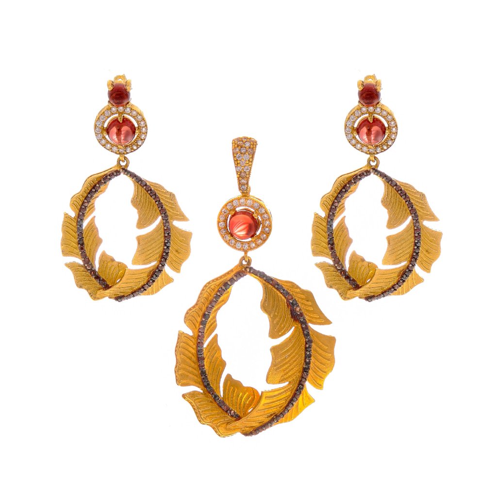 Handcrafted Garnet Pendant Set in 22k gold